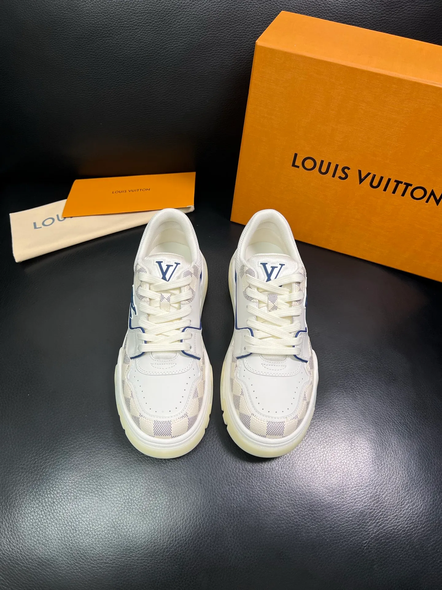 Men's shoes 💰900 Lv top purchase Louis Vuitton, counter synchronization, uppers imported from Italy cowhide, imported mesh padding soft and comfortable, soles: original soles specially provided by the original factory, T men's shoes 💰U exclusive movable molded soles super comfortable, original factory and single goods, high quality, welcome to compare, code number 38-44 (customized 45) 85883